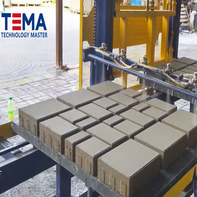 Máquina para fabricar adoquines TEMA TM12000 con servoaccionamiento para la producción de adoquines.